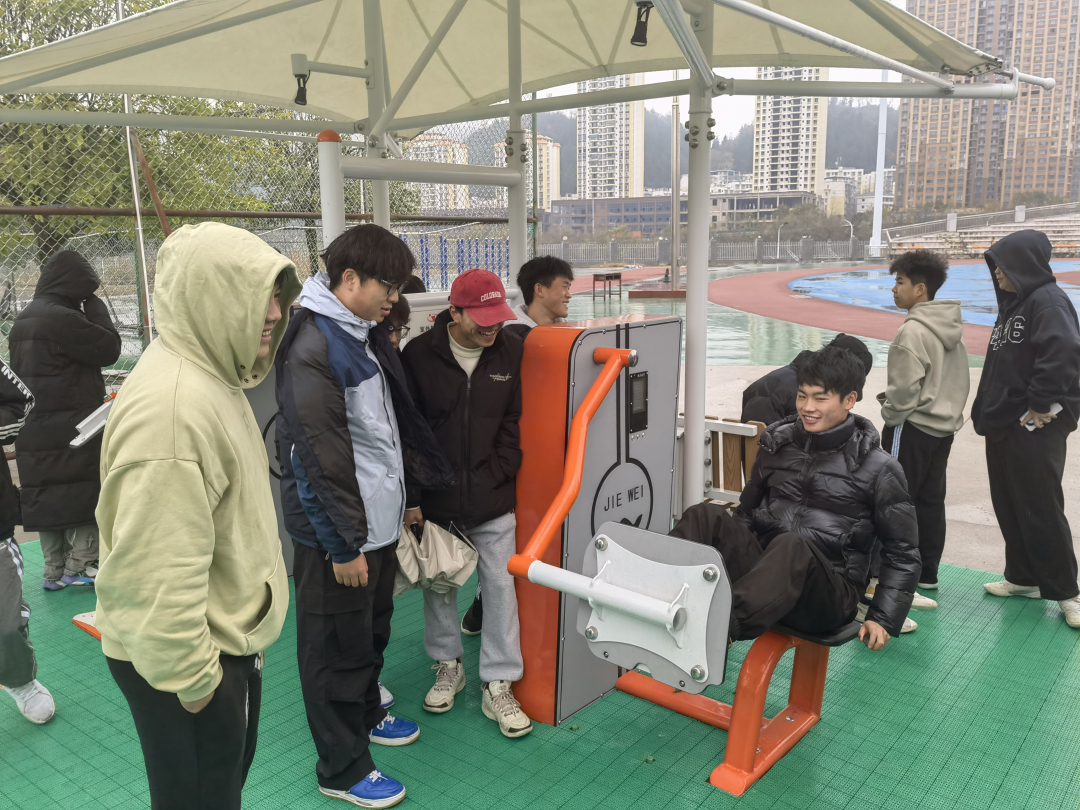 使用健身器材的学生.jpg