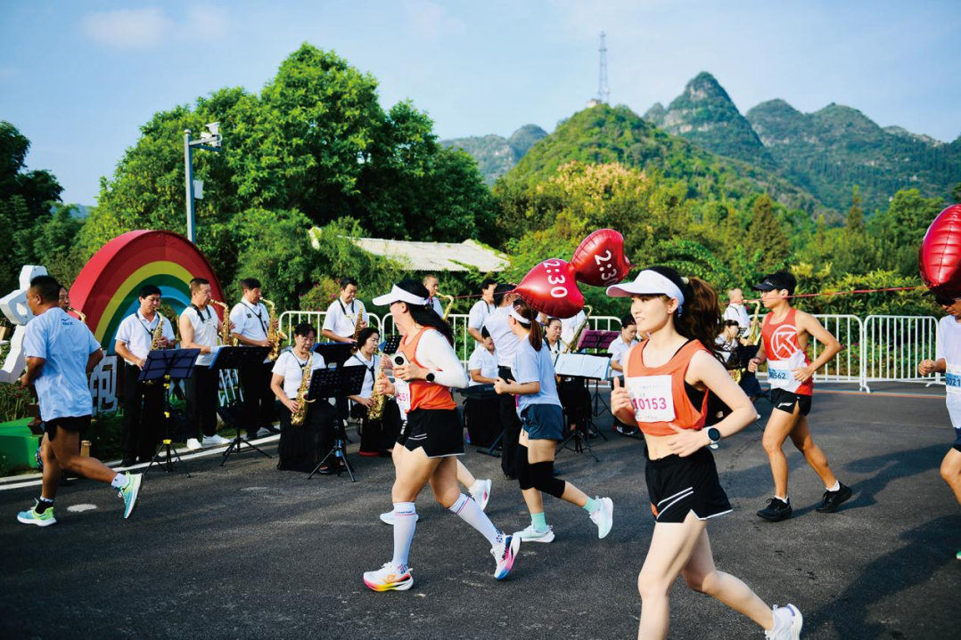 选手们奔跑在万峰林美景中（资料图）.png