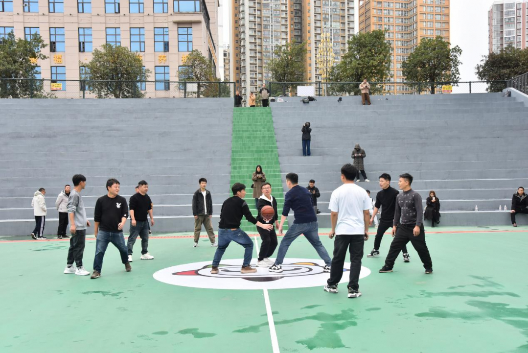 市民们在亦资街道篮球场享受运动2.png
